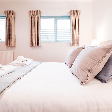 Bright And Spacious Contractor House L Parking! Borehamwood Extérieur photo