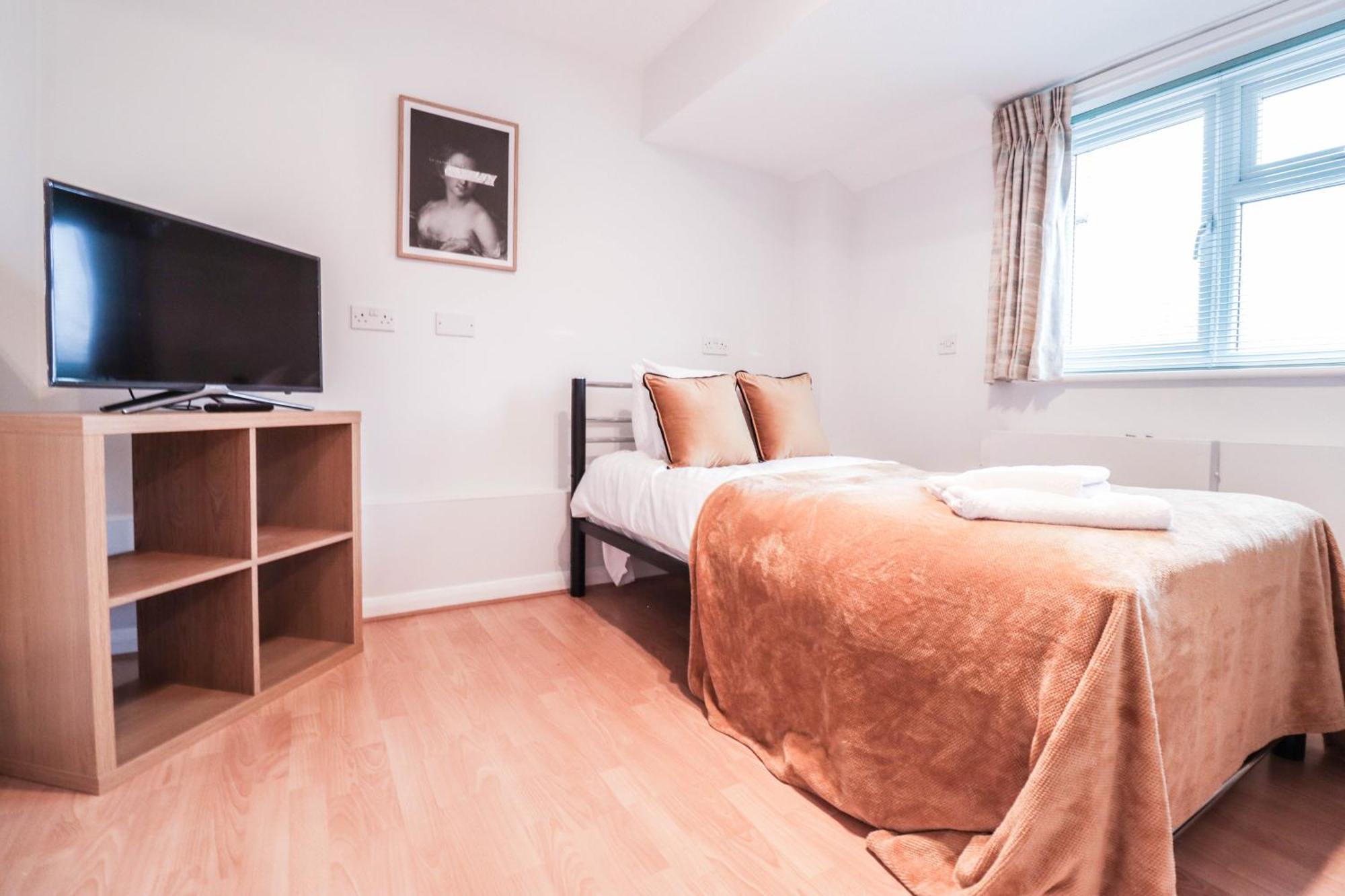 Bright And Spacious Contractor House L Parking! Borehamwood Extérieur photo