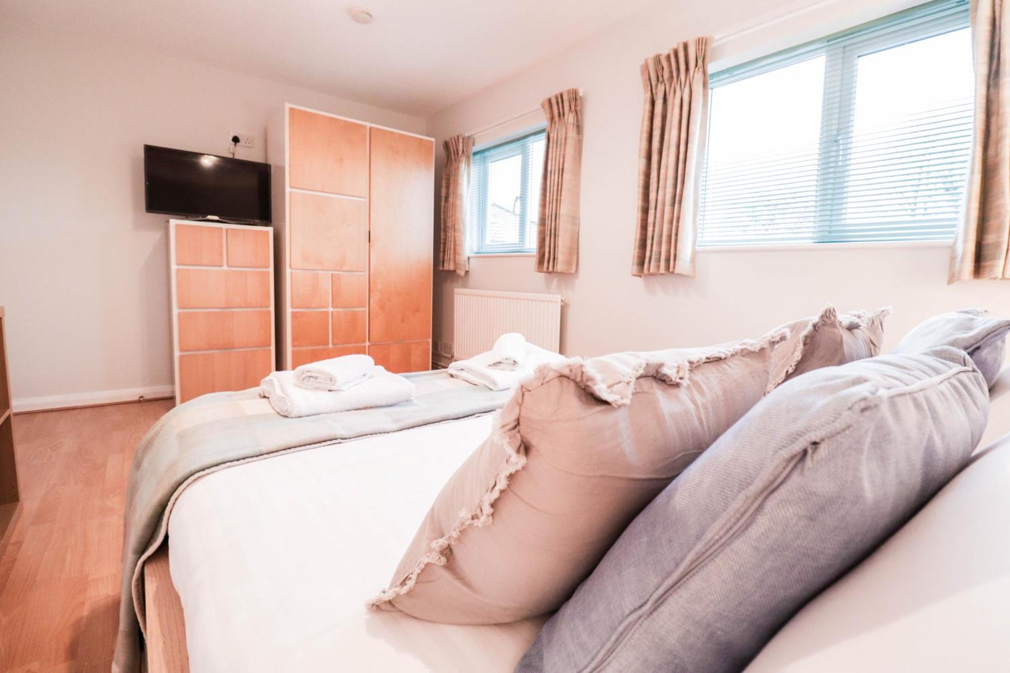 Bright And Spacious Contractor House L Parking! Borehamwood Extérieur photo