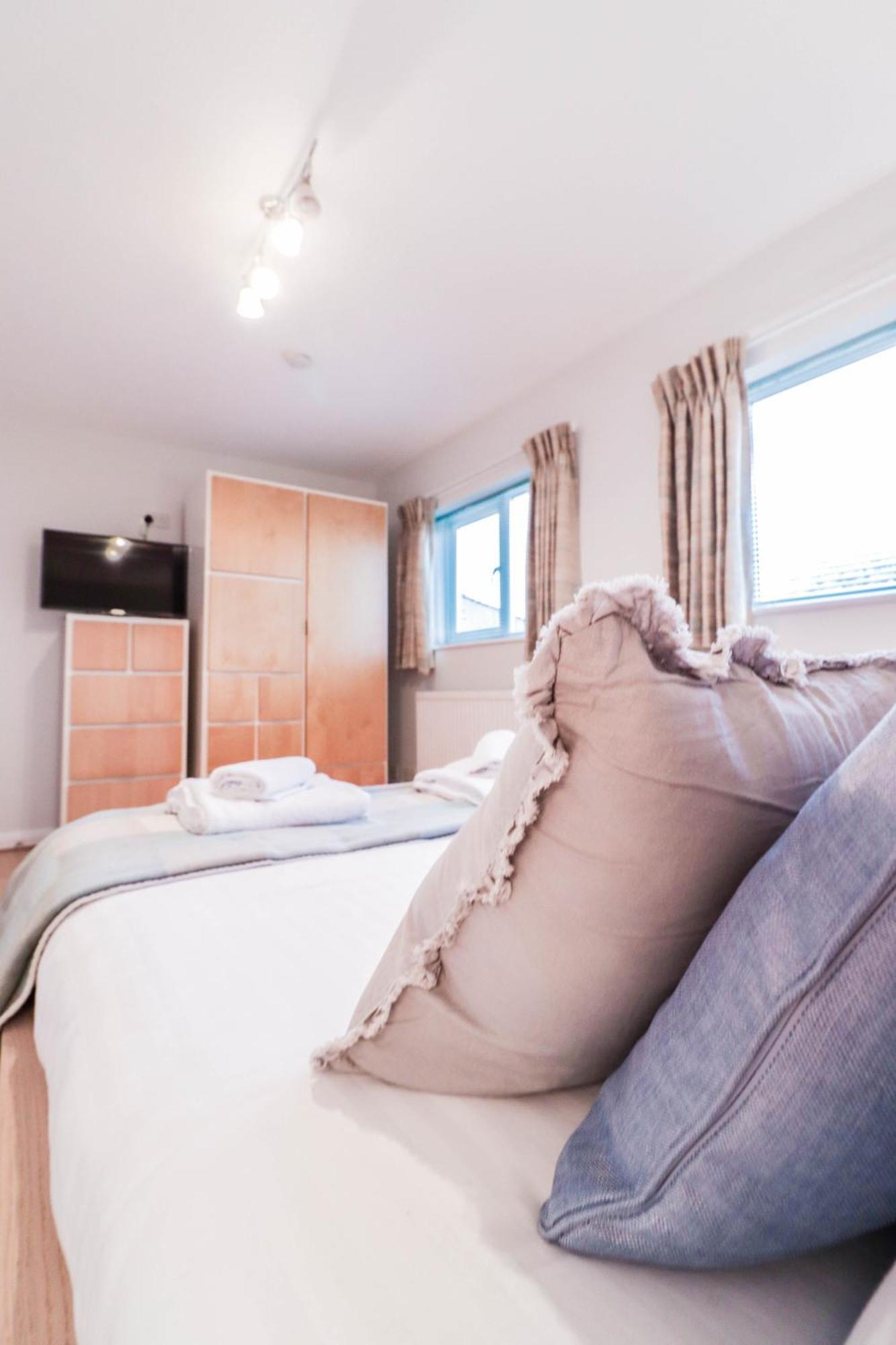 Bright And Spacious Contractor House L Parking! Borehamwood Extérieur photo