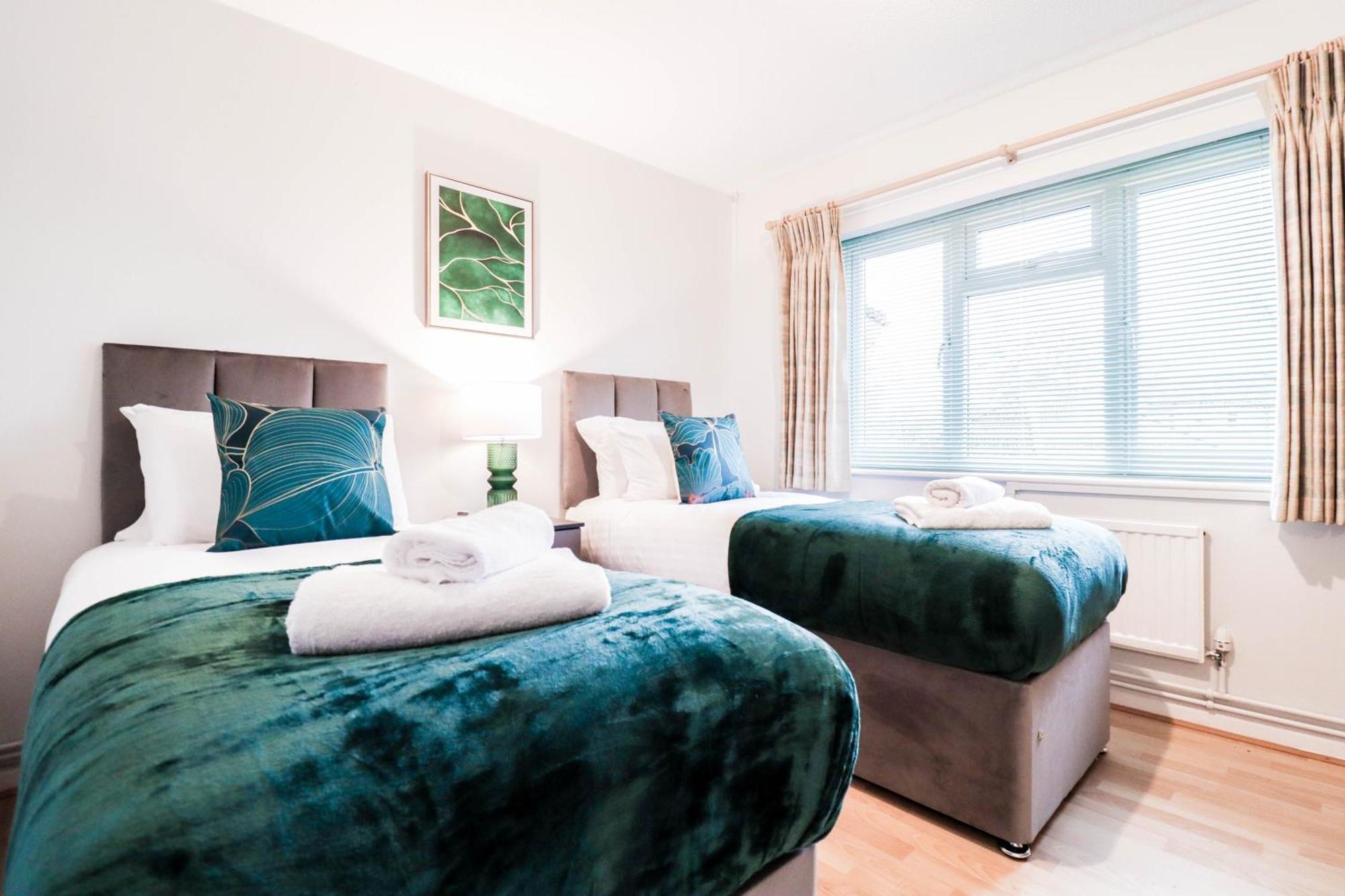 Bright And Spacious Contractor House L Parking! Borehamwood Extérieur photo