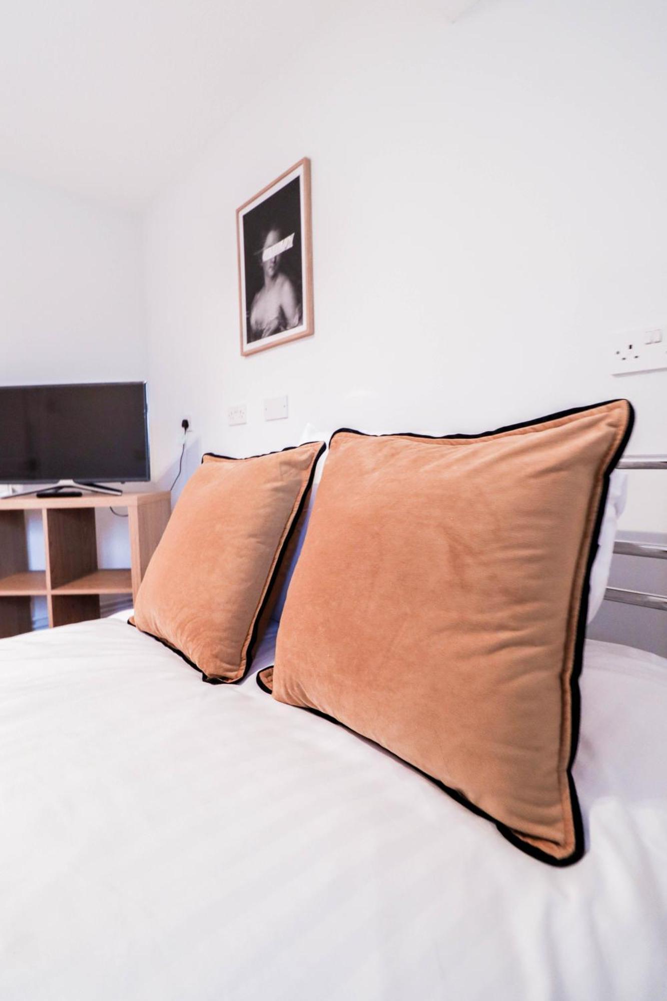 Bright And Spacious Contractor House L Parking! Borehamwood Extérieur photo