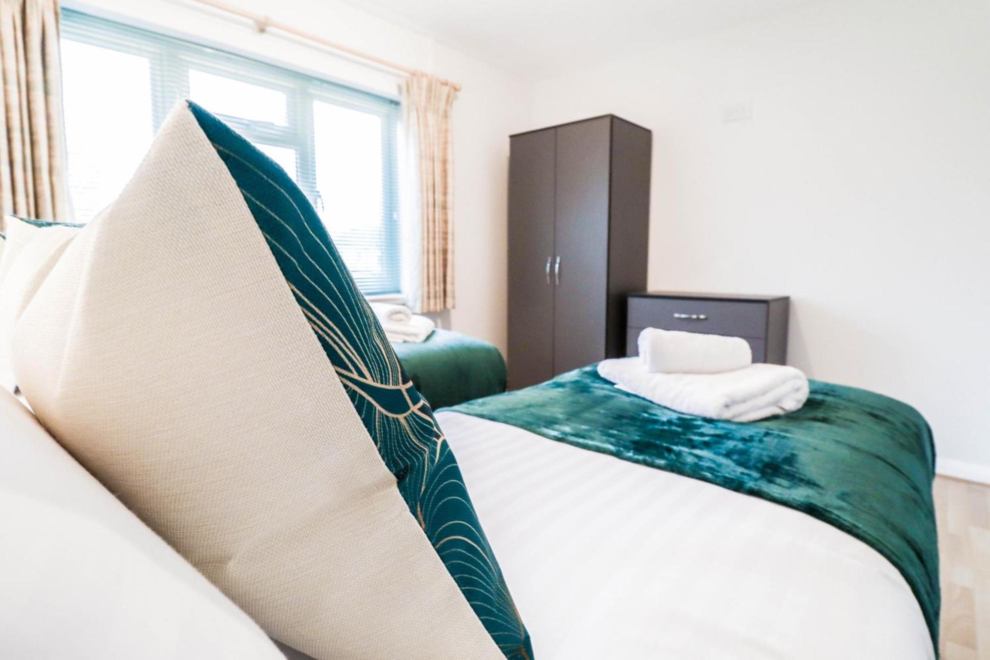 Bright And Spacious Contractor House L Parking! Borehamwood Extérieur photo