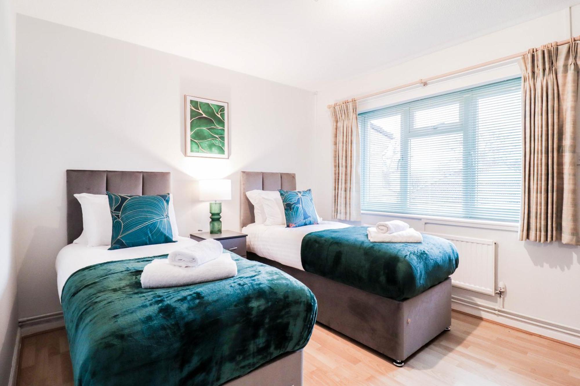 Bright And Spacious Contractor House L Parking! Borehamwood Extérieur photo