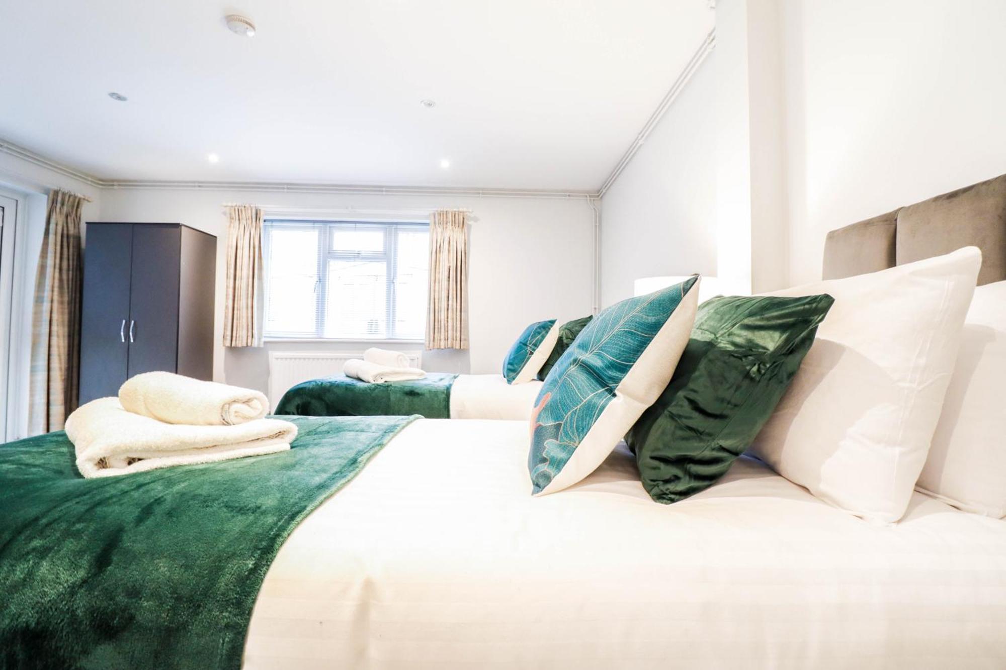 Bright And Spacious Contractor House L Parking! Borehamwood Extérieur photo