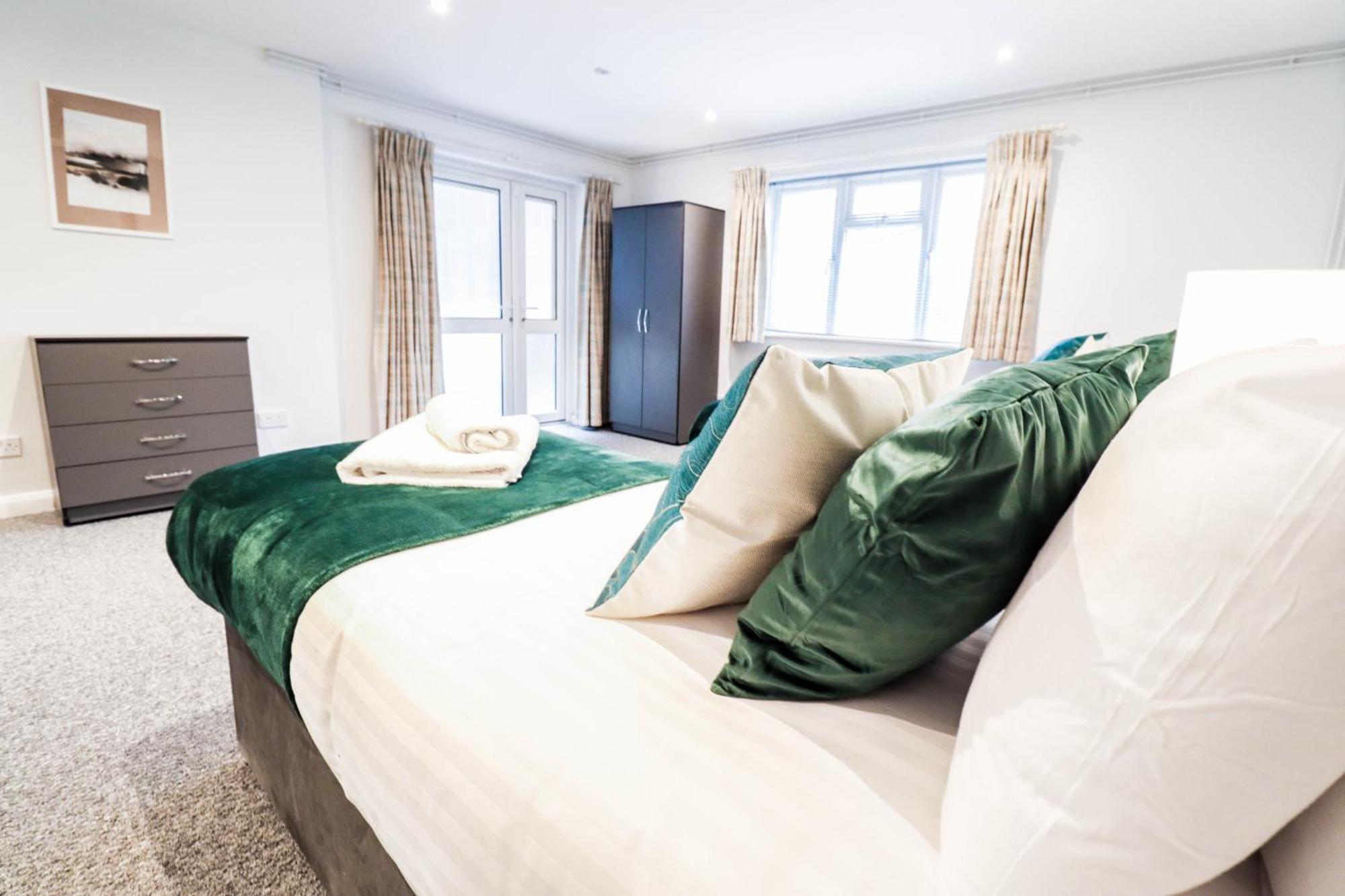 Bright And Spacious Contractor House L Parking! Borehamwood Extérieur photo