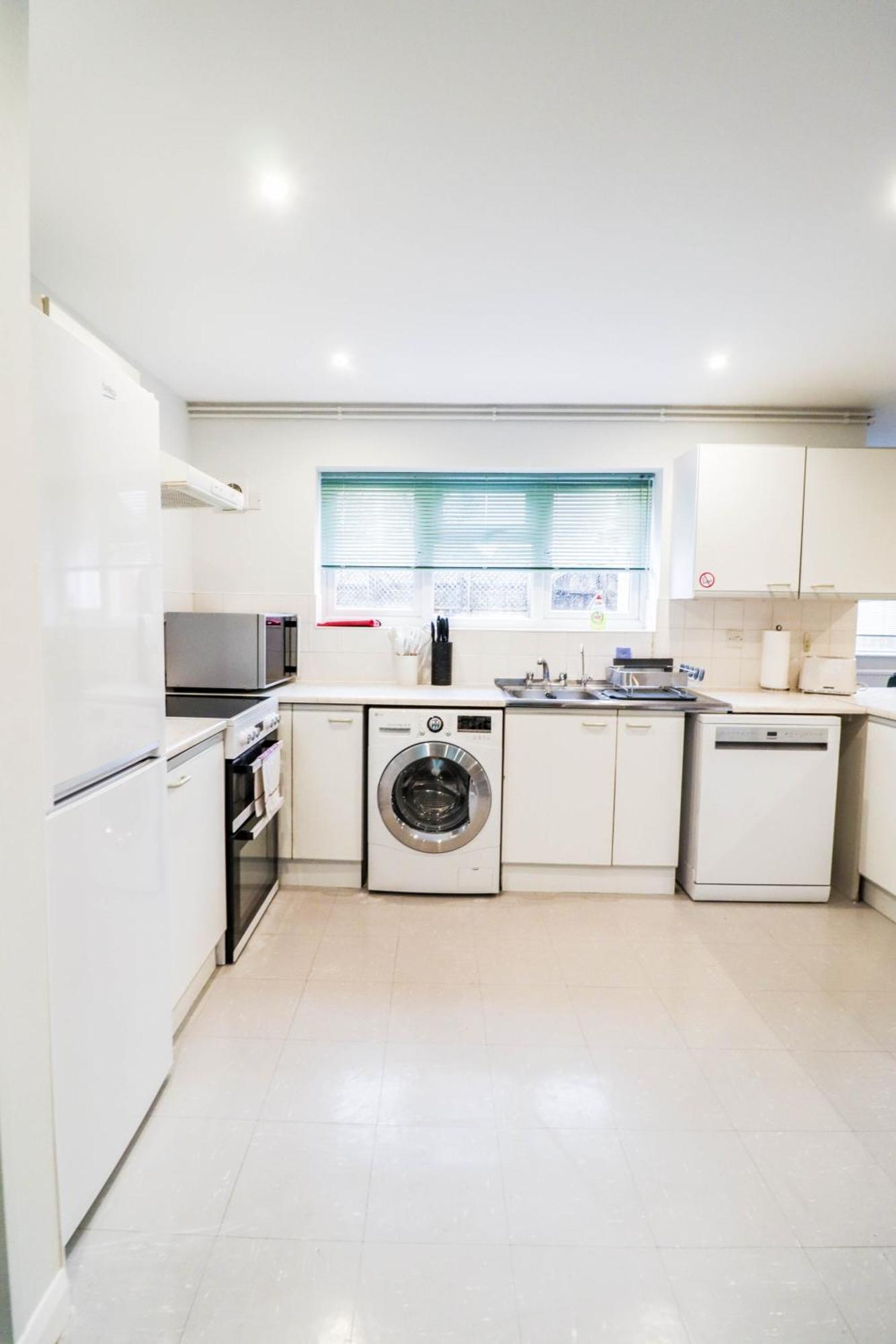 Bright And Spacious Contractor House L Parking! Borehamwood Extérieur photo