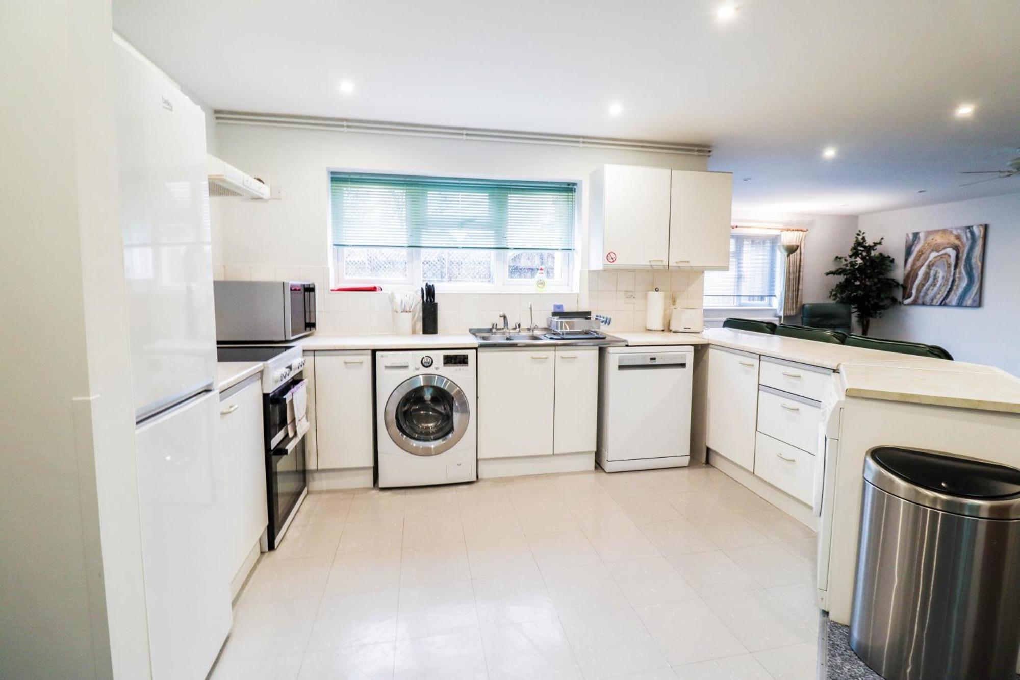 Bright And Spacious Contractor House L Parking! Borehamwood Extérieur photo