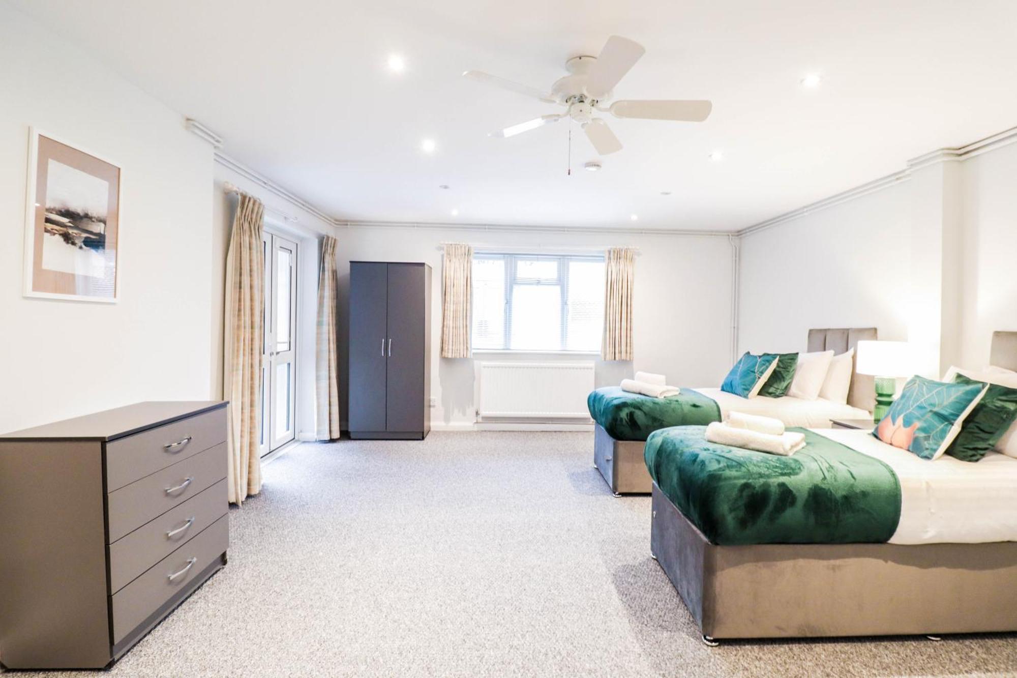Bright And Spacious Contractor House L Parking! Borehamwood Extérieur photo
