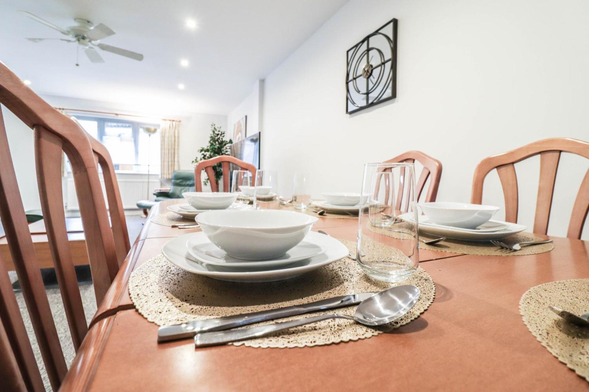 Bright And Spacious Contractor House L Parking! Borehamwood Extérieur photo