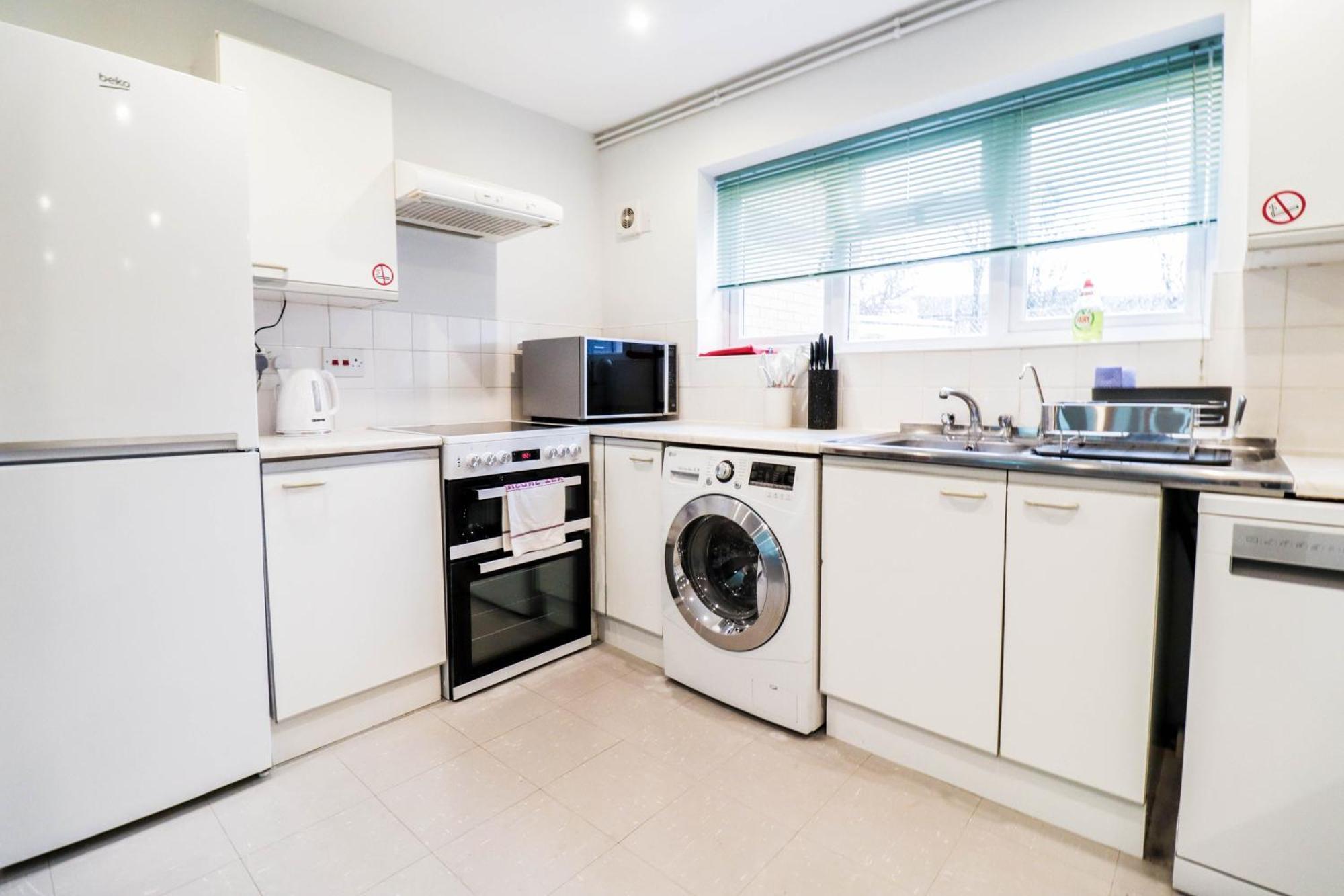 Bright And Spacious Contractor House L Parking! Borehamwood Extérieur photo