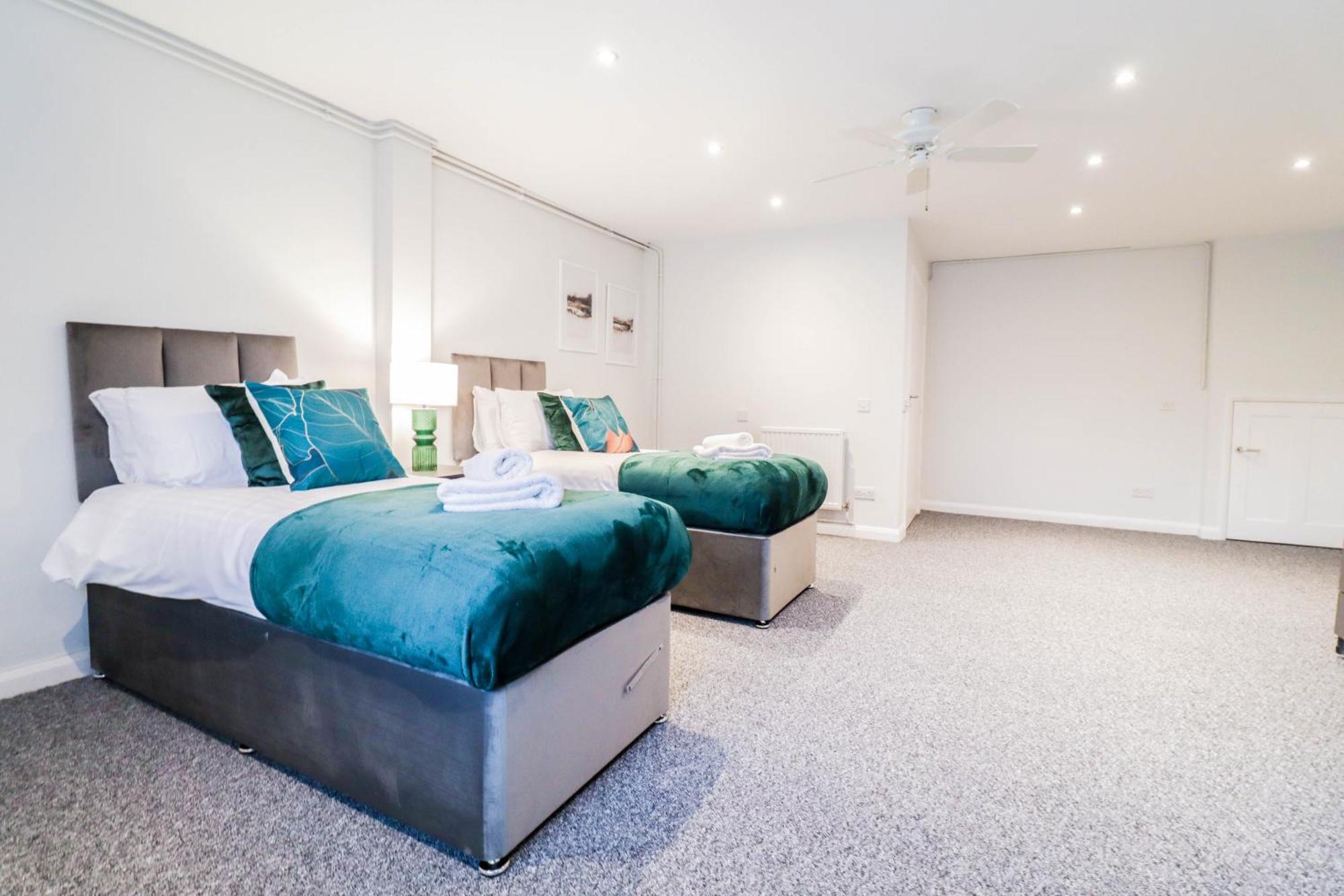 Bright And Spacious Contractor House L Parking! Borehamwood Extérieur photo