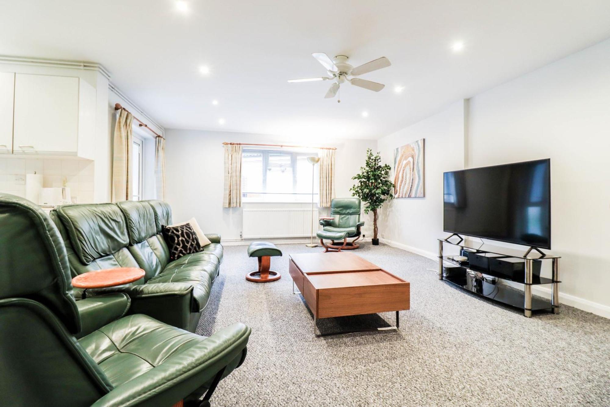 Bright And Spacious Contractor House L Parking! Borehamwood Extérieur photo