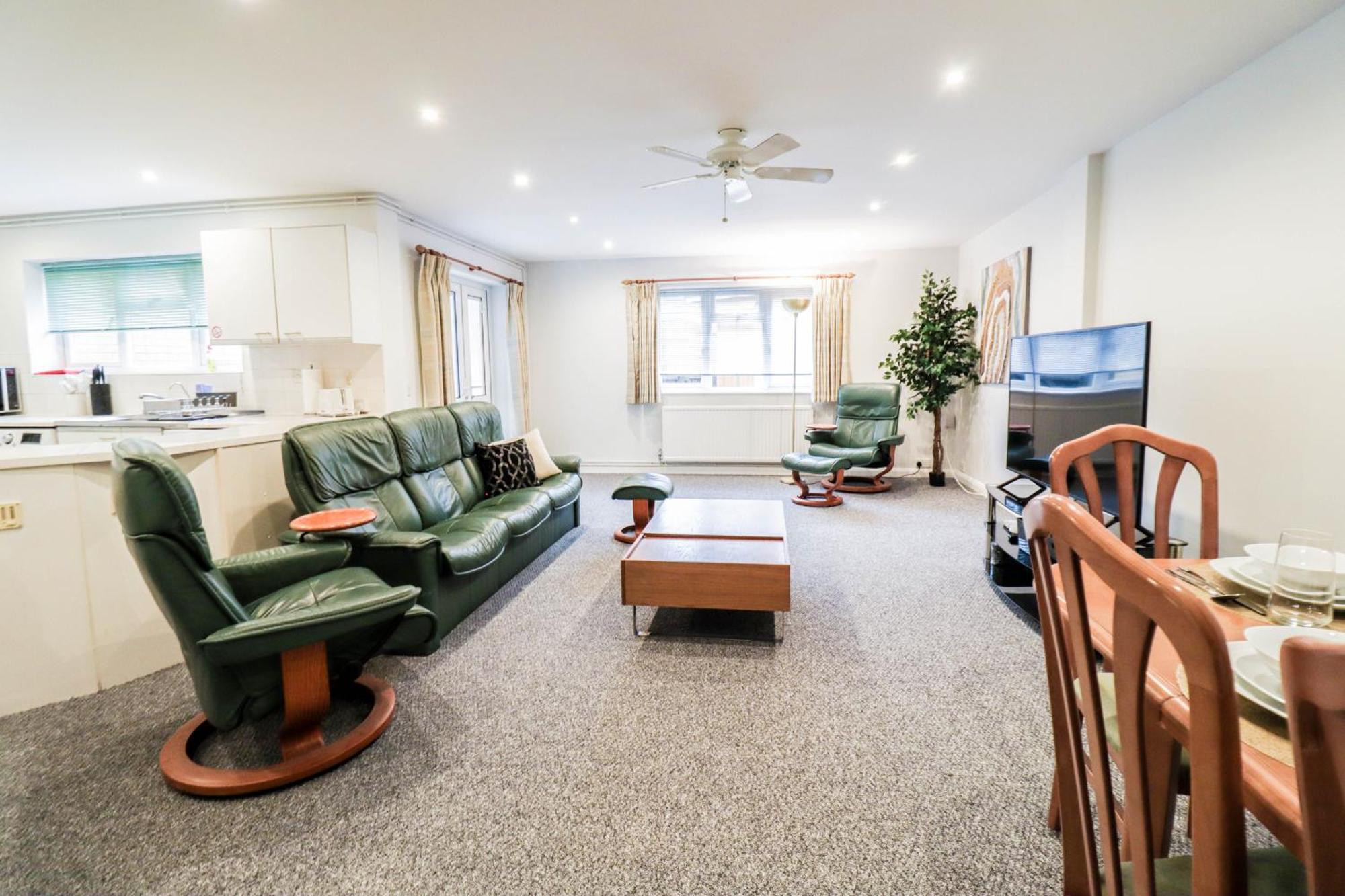 Bright And Spacious Contractor House L Parking! Borehamwood Extérieur photo